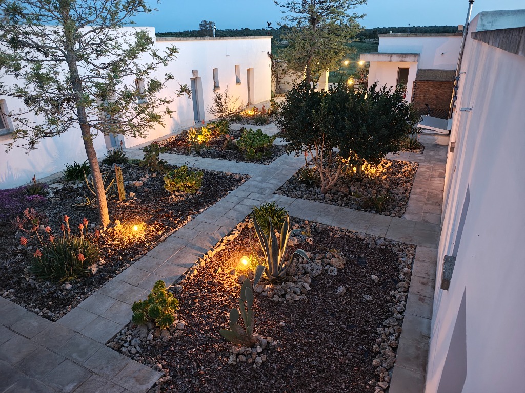 Corte interna dell agriturismo illuminata a festa
